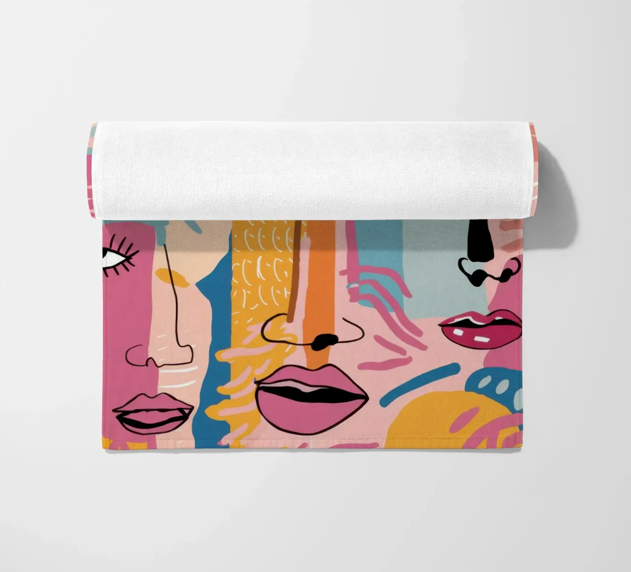 Gefragmenteerd gezicht Symfonie strandhanddoek van Bring Haven