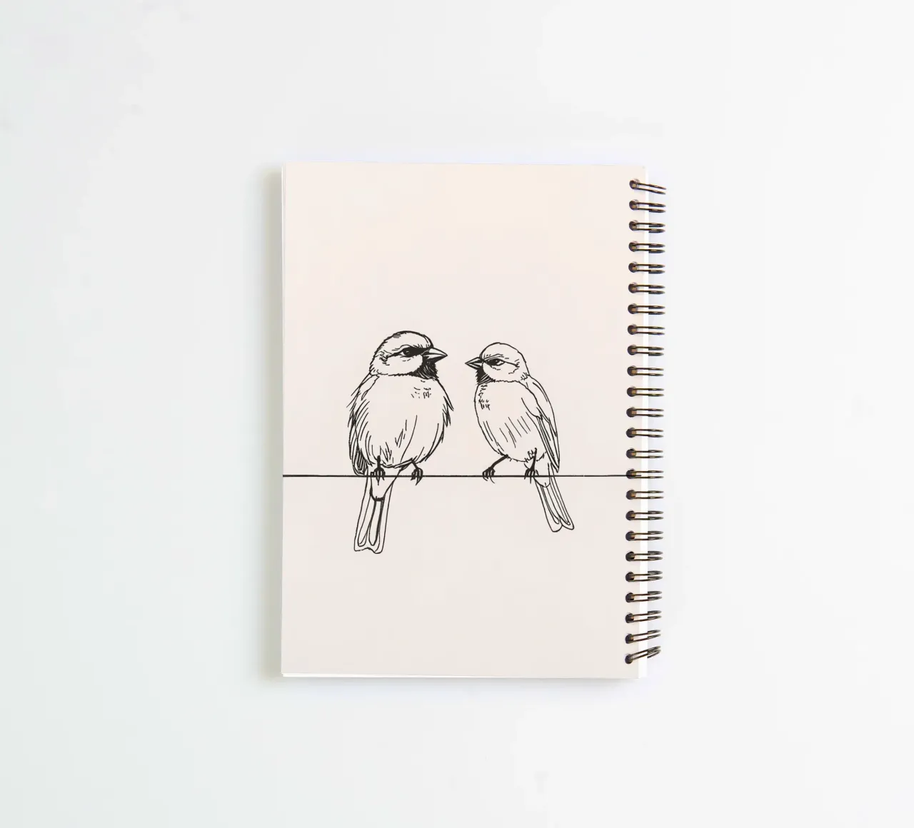 Due piccoli uccelli appollaiati su un ramo sottile in bianco e nero diario ad anelli da DesignDoodle