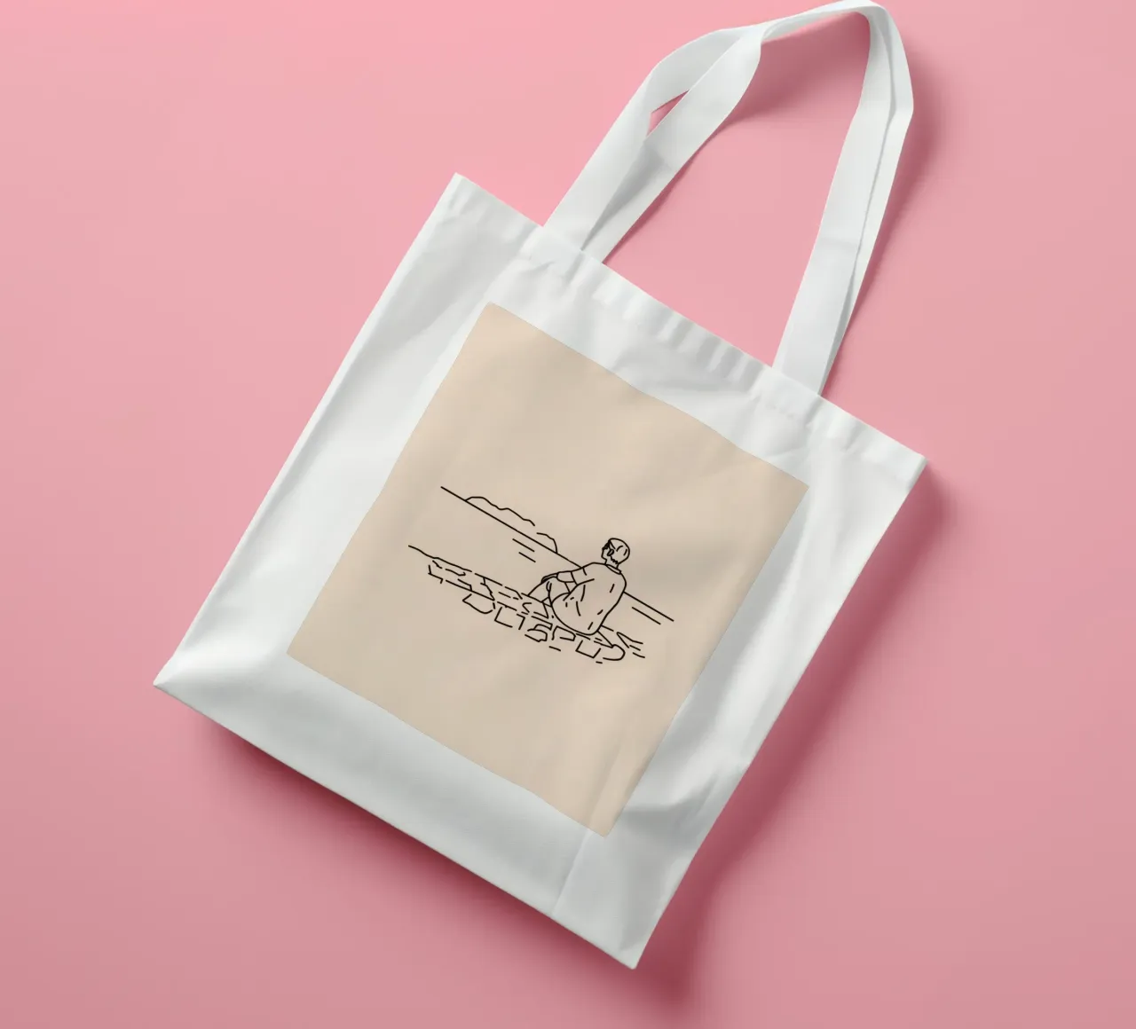uomo riflette sull'acqua mentre è seduto sulla riva borsa in juta da DesignDoodle