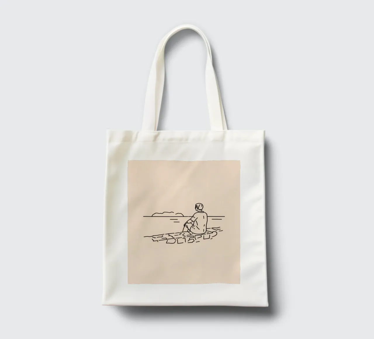 uomo riflette sull'acqua mentre è seduto sulla riva borsa in juta da DesignDoodle