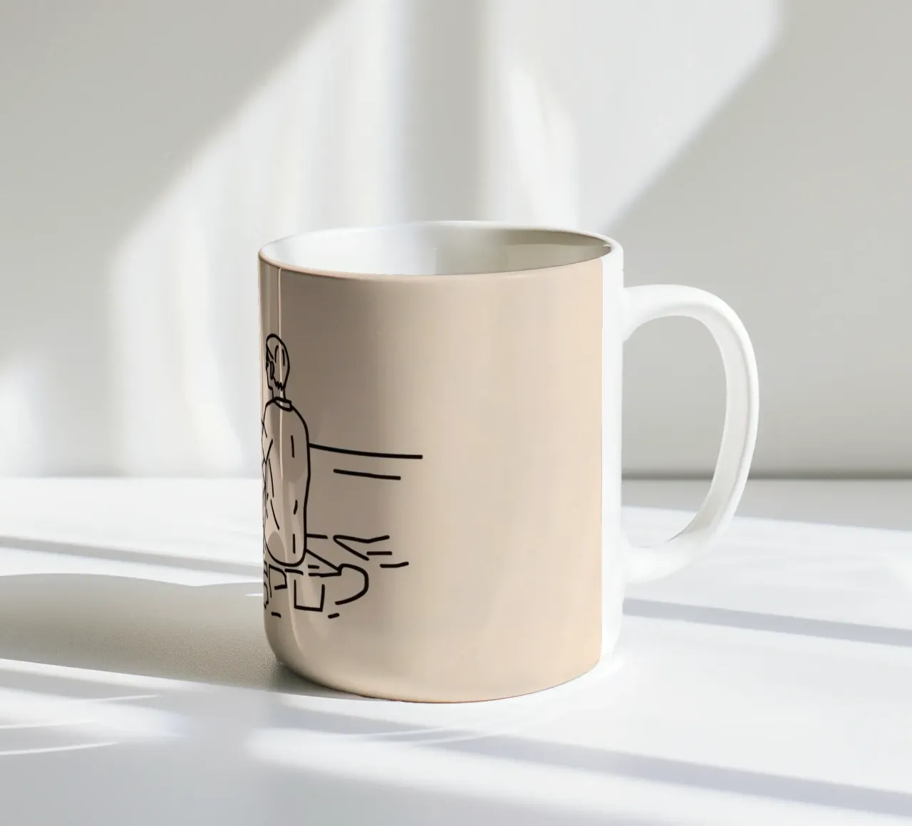 uomo riflette sull'acqua mentre è seduto sulla riva tazza in ceramica da DesignDoodle