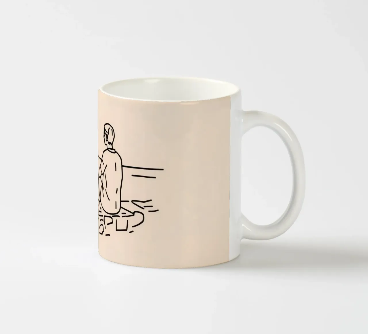 uomo riflette sull'acqua mentre è seduto sulla riva tazza in ceramica da DesignDoodle