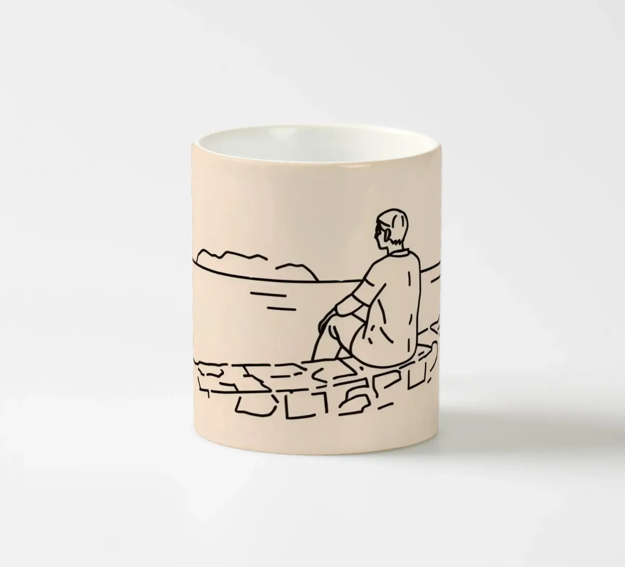 uomo riflette sull'acqua mentre è seduto sulla riva tazza in ceramica da DesignDoodle
