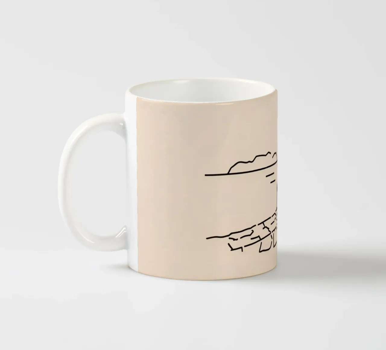 uomo riflette sull'acqua mentre è seduto sulla riva tazza in ceramica da DesignDoodle