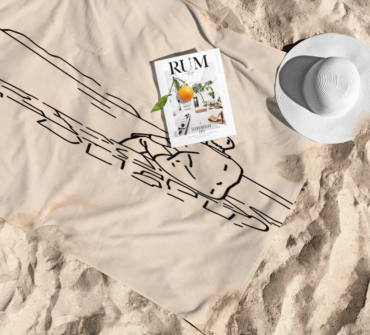 uomo riflette sull'acqua mentre è seduto sulla riva telo mare da DesignDoodle