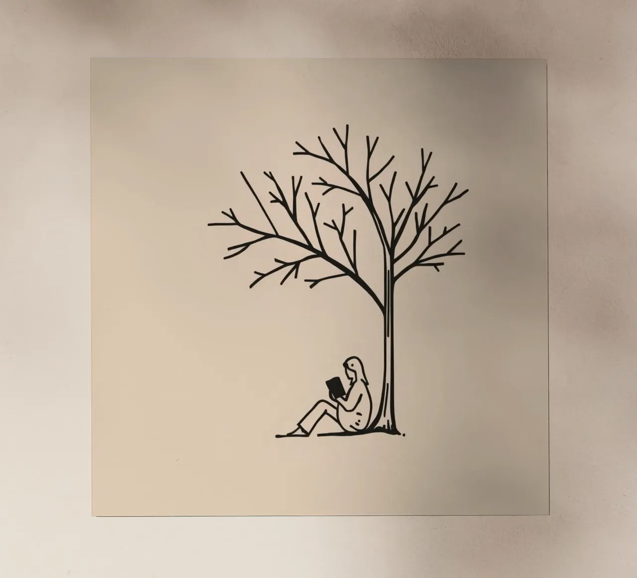 Persona che legge un libro sotto un albero spoglio in un pomeriggio caldo pellicola backlit da DesignDoodle