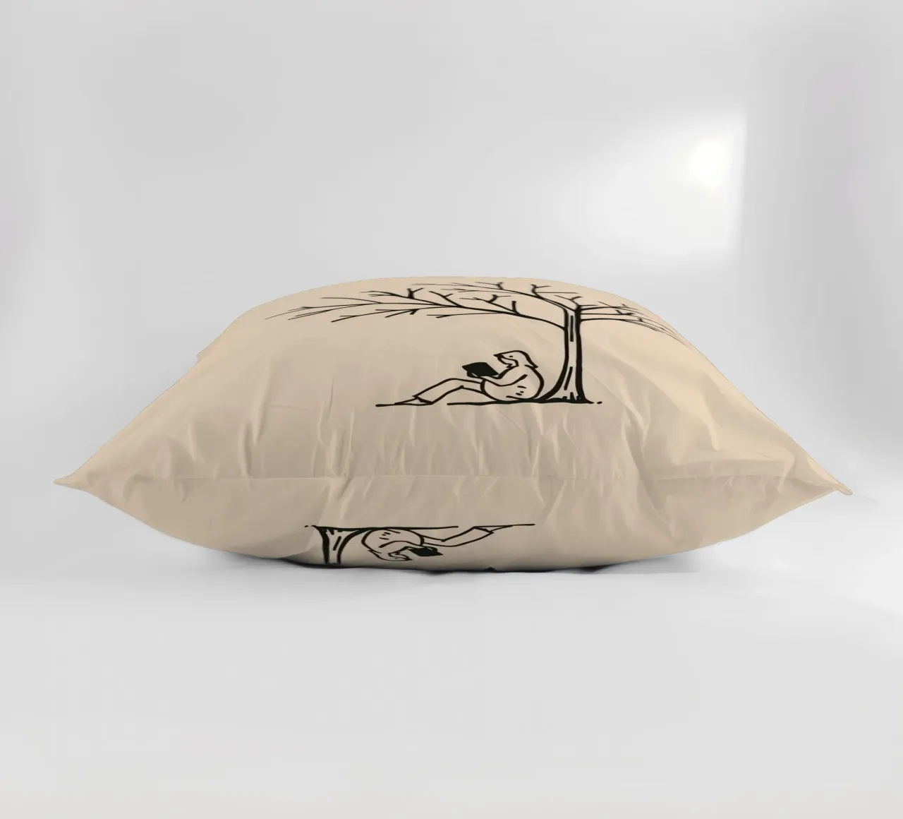 Persona che legge un libro sotto un albero spoglio in un pomeriggio caldo cuscino da DesignDoodle