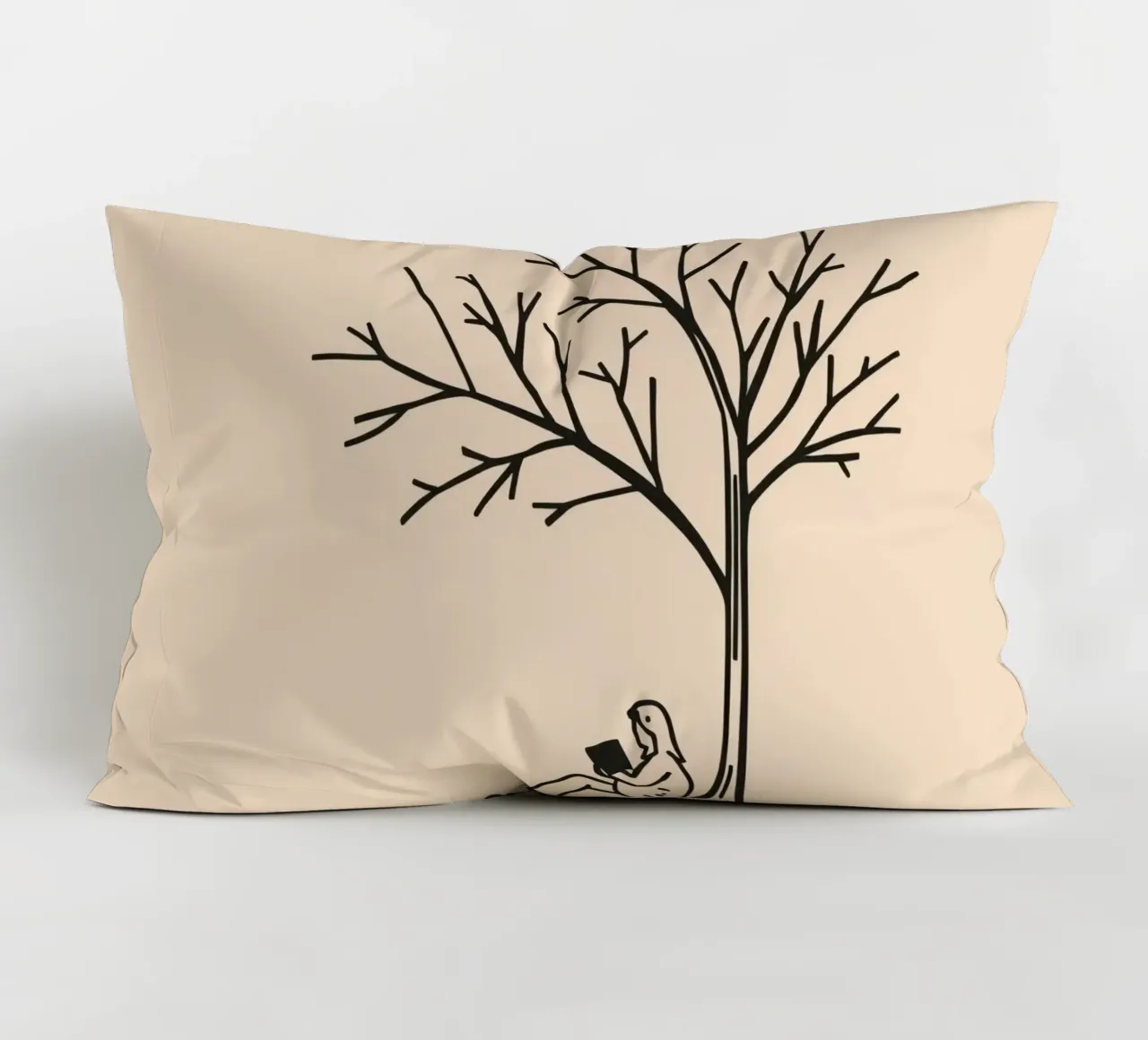 Persona che legge un libro sotto un albero spoglio in un pomeriggio caldo cuscino da DesignDoodle