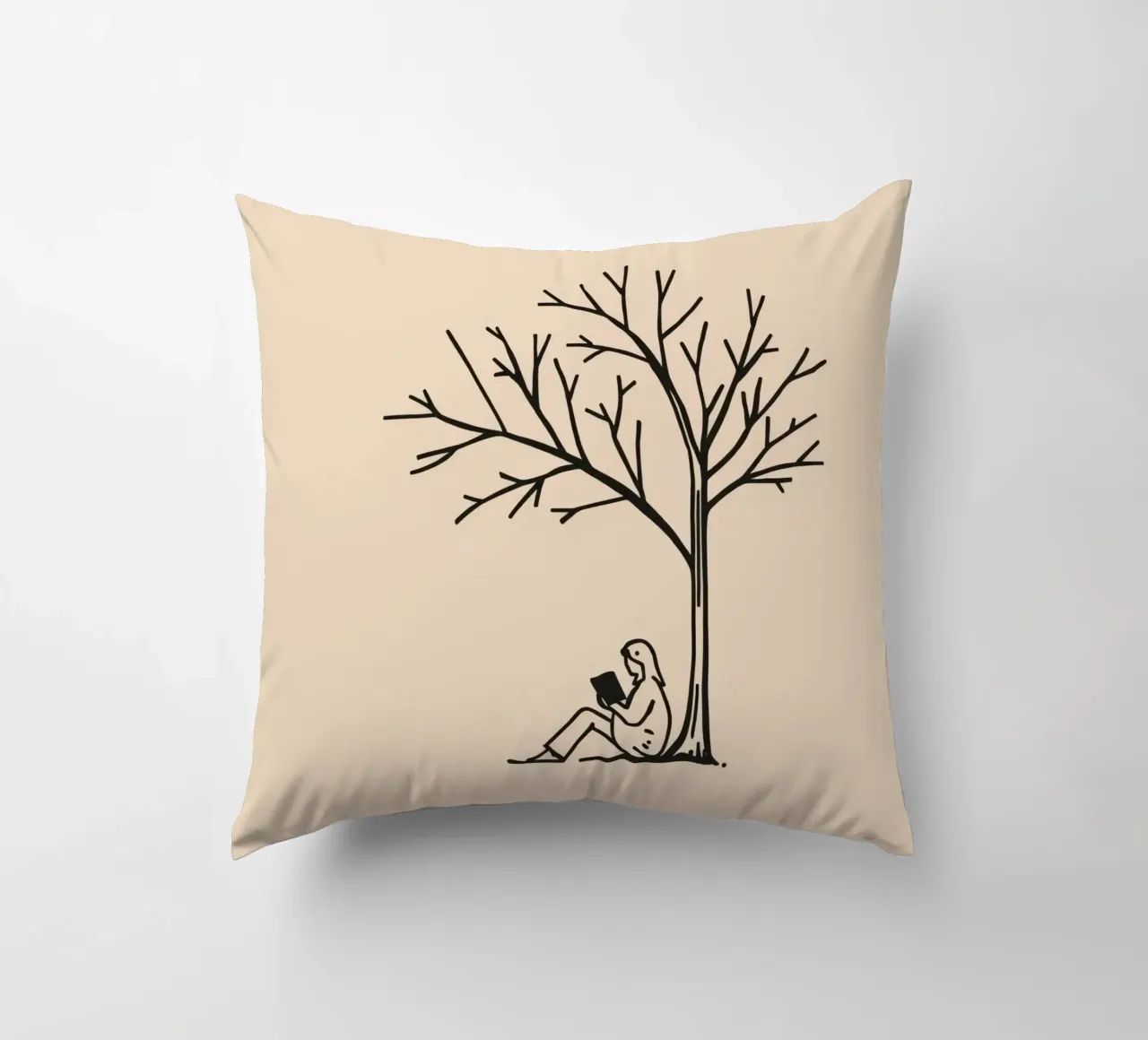 Persona che legge un libro sotto un albero spoglio in un pomeriggio caldo cuscino da DesignDoodle