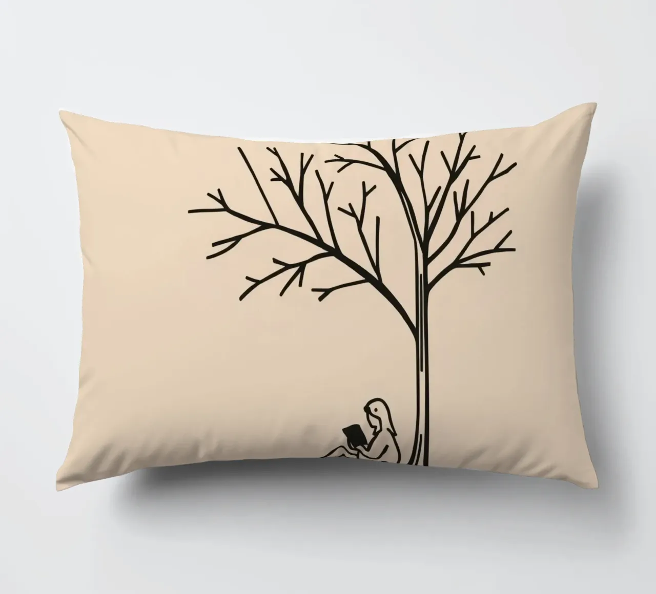 Persona che legge un libro sotto un albero spoglio in un pomeriggio caldo cuscino da DesignDoodle
