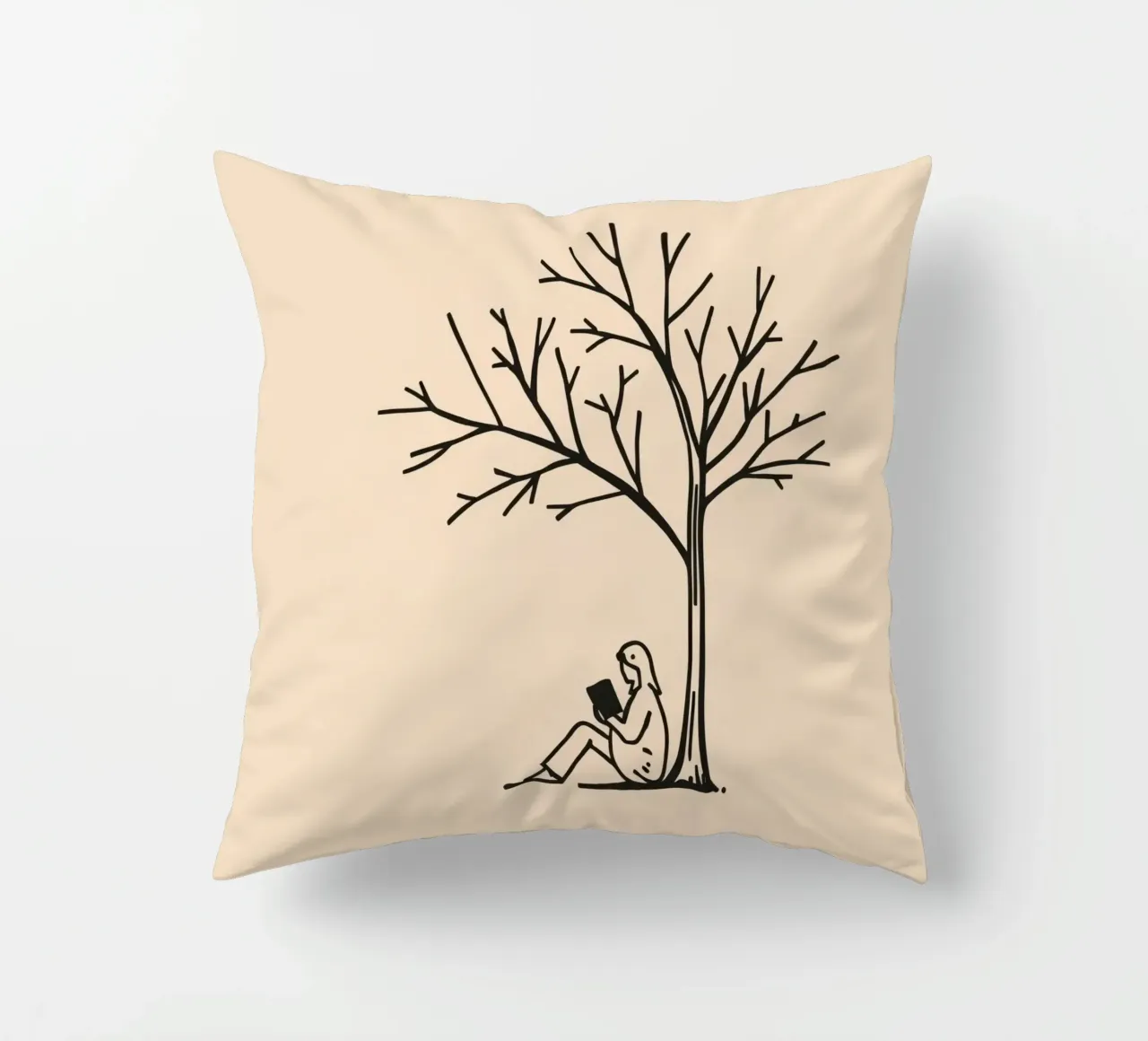 Persona che legge un libro sotto un albero spoglio in un pomeriggio caldo cuscino da DesignDoodle