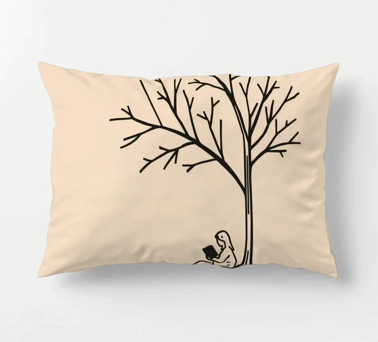 Persona che legge un libro sotto un albero spoglio in un pomeriggio caldo cuscino da DesignDoodle