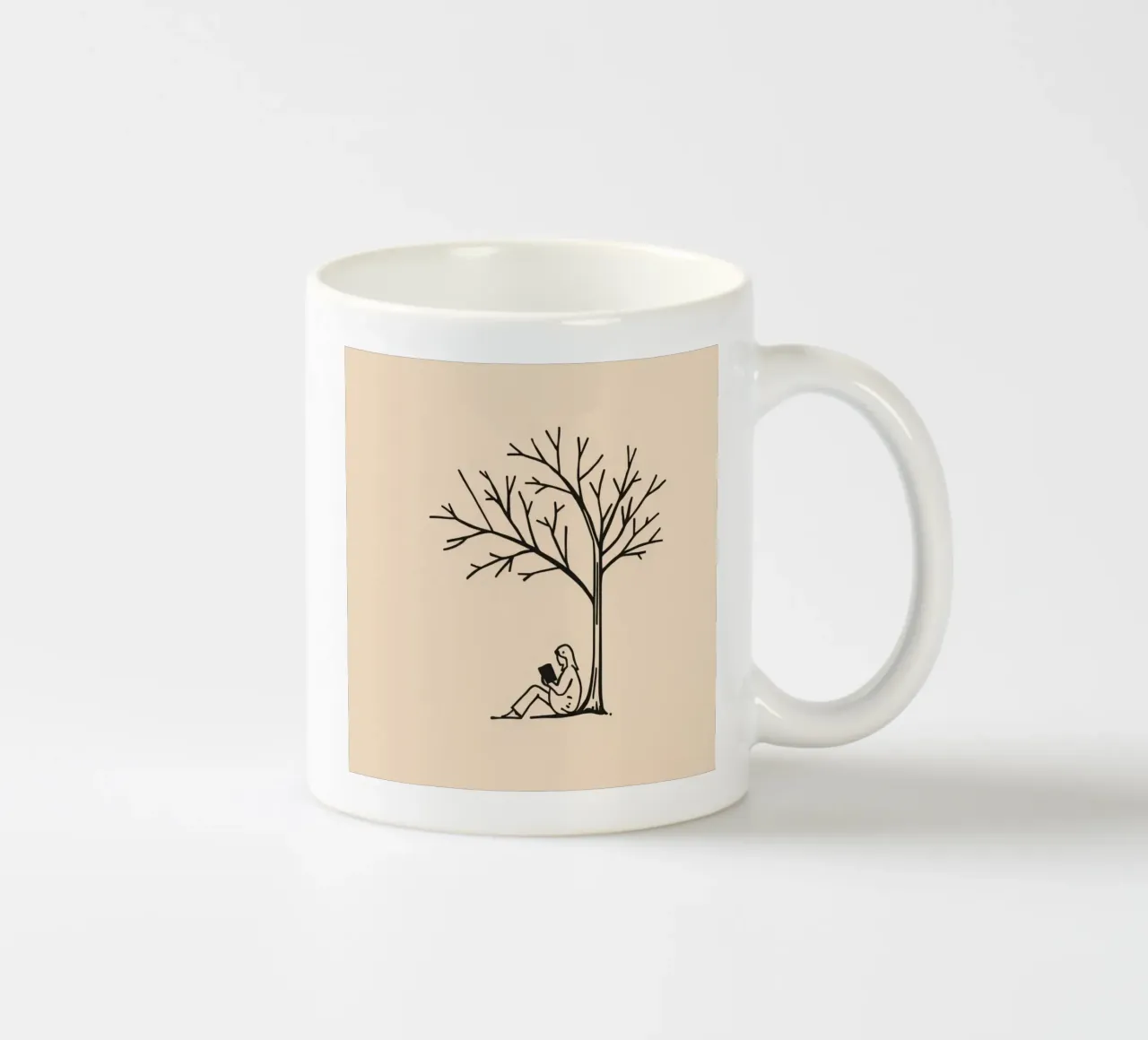 Persona che legge un libro sotto un albero spoglio in un pomeriggio caldo tazza in ceramica da DesignDoodle