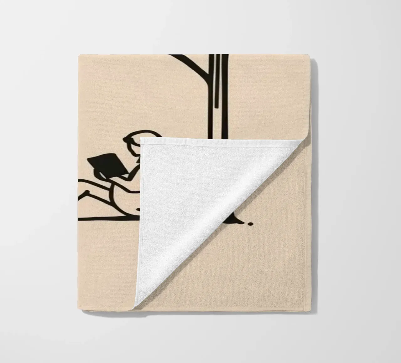 Persona che legge un libro sotto un albero spoglio in un pomeriggio caldo telo mare da DesignDoodle
