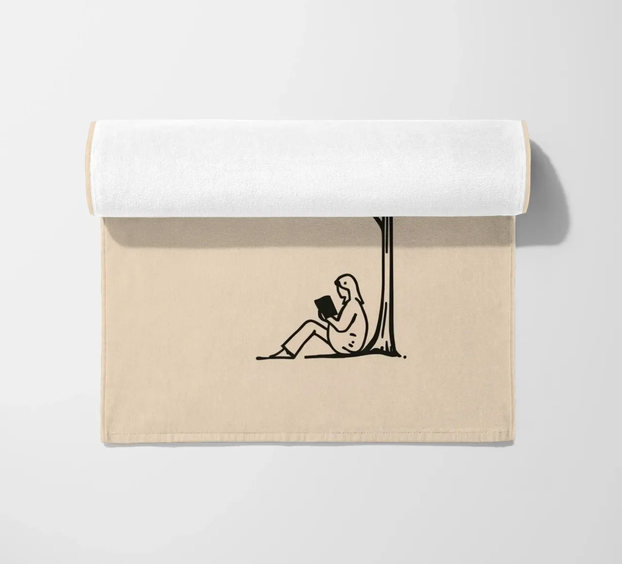 Persona che legge un libro sotto un albero spoglio in un pomeriggio caldo telo mare da DesignDoodle