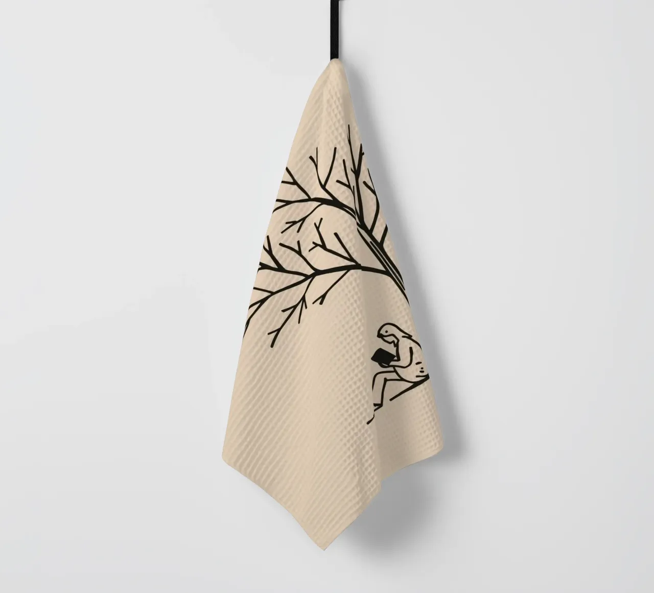 Persona che legge un libro sotto un albero spoglio in un pomeriggio caldo canovaccio da cucina da DesignDoodle