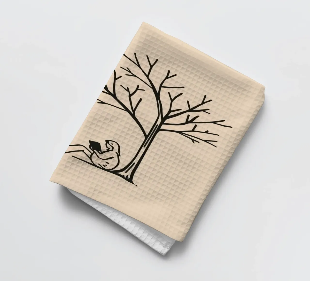 Persona che legge un libro sotto un albero spoglio in un pomeriggio caldo canovaccio da cucina da DesignDoodle