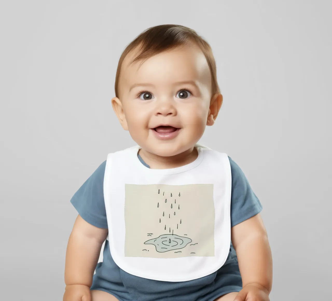 Gocce di acqua piovana che creano increspature in una piccola pozzanghera bavaglino da DesignDoodle
