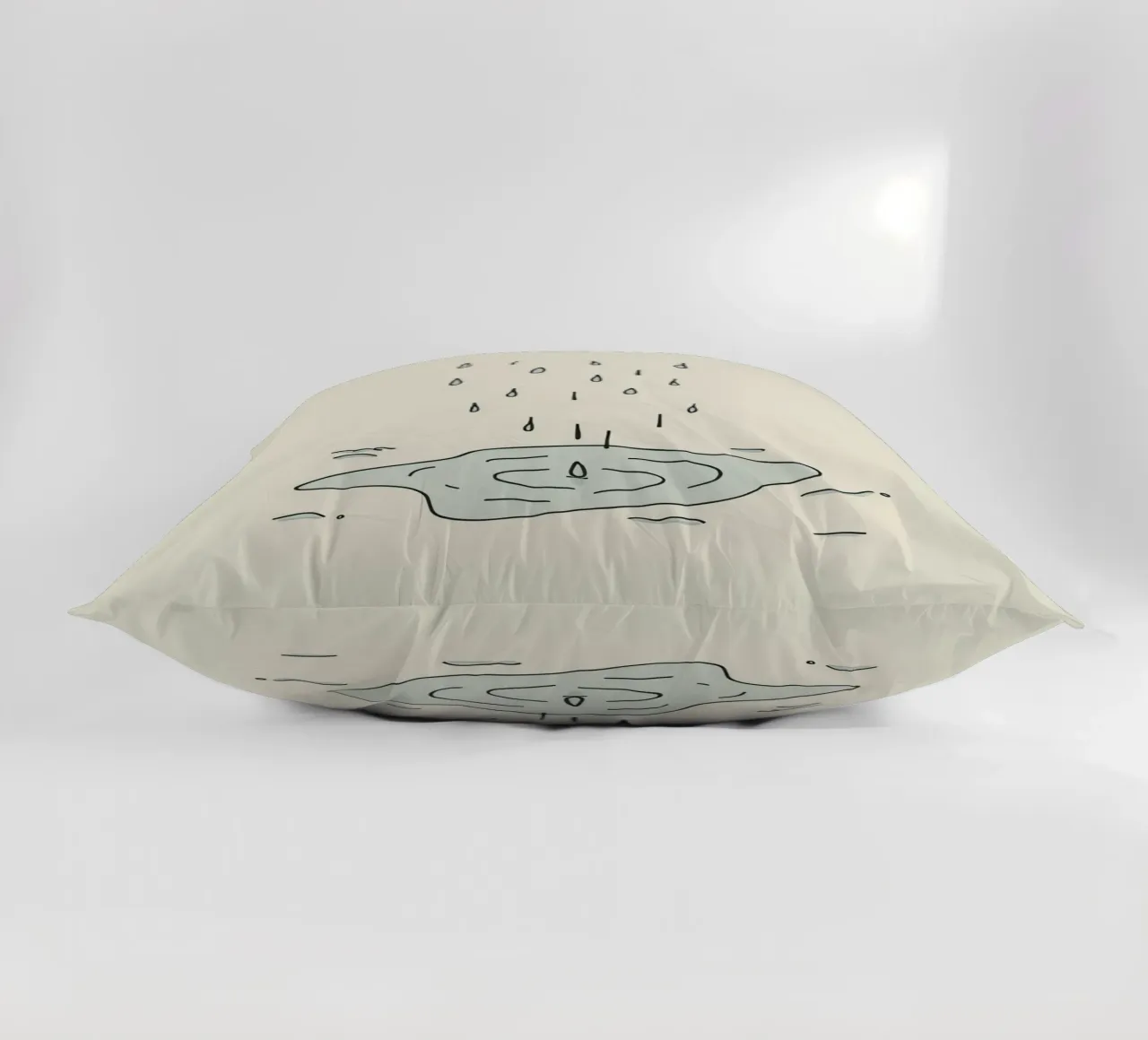 Gocce di acqua piovana che creano increspature in una piccola pozzanghera cuscino da DesignDoodle