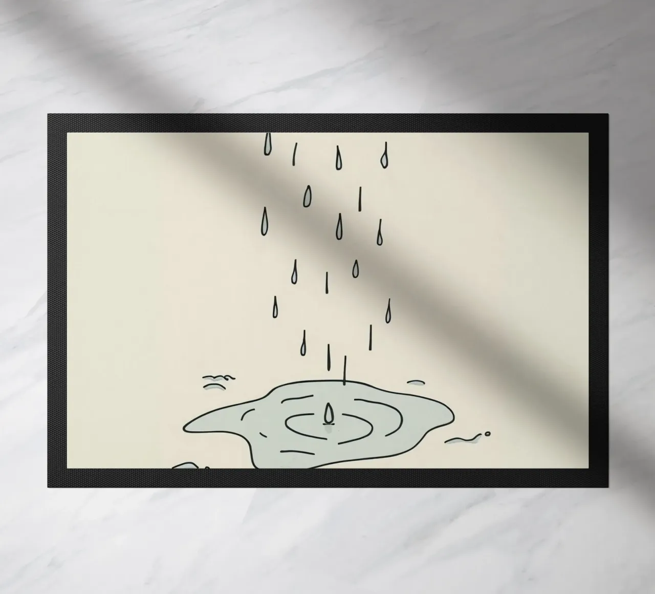 Gocce di acqua piovana che creano increspature in una piccola pozzanghera zerbino da DesignDoodle