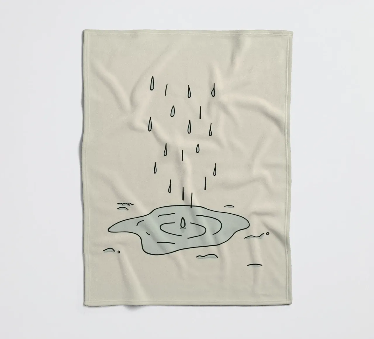 Gocce di acqua piovana che creano increspature in una piccola pozzanghera coperta in pile da DesignDoodle