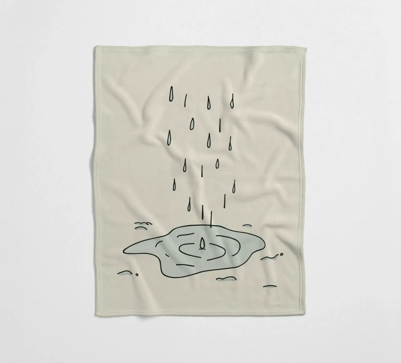 Gocce di acqua piovana che creano increspature in una piccola pozzanghera coperta in pile da DesignDoodle