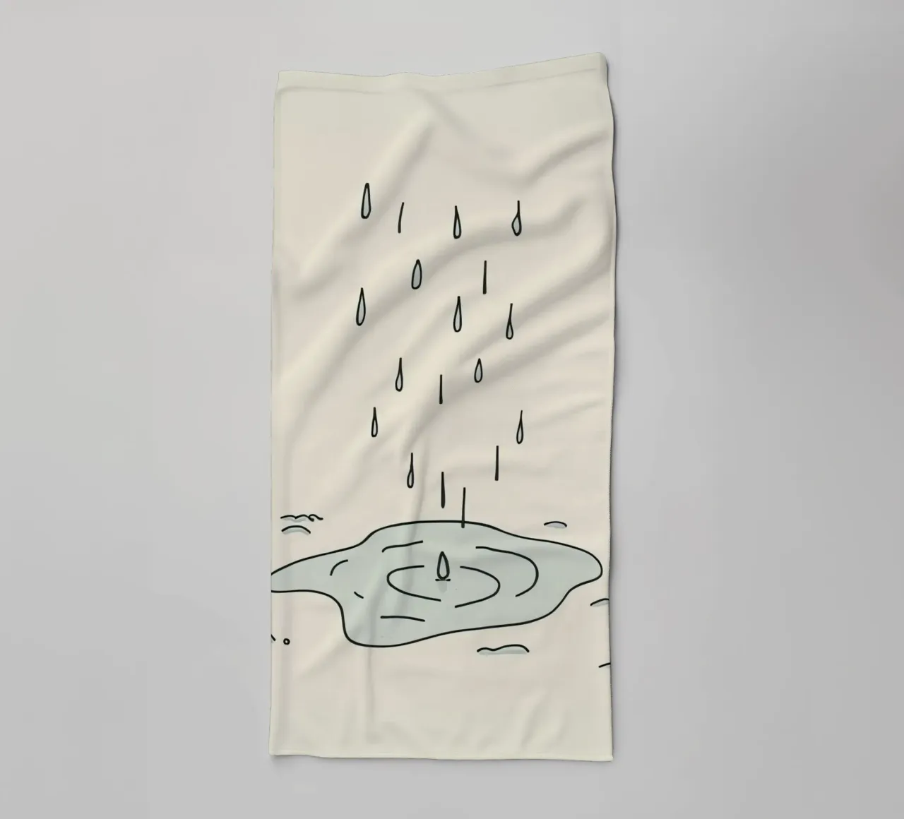 Gocce di acqua piovana che creano increspature in una piccola pozzanghera asciugamano da bagno da DesignDoodle