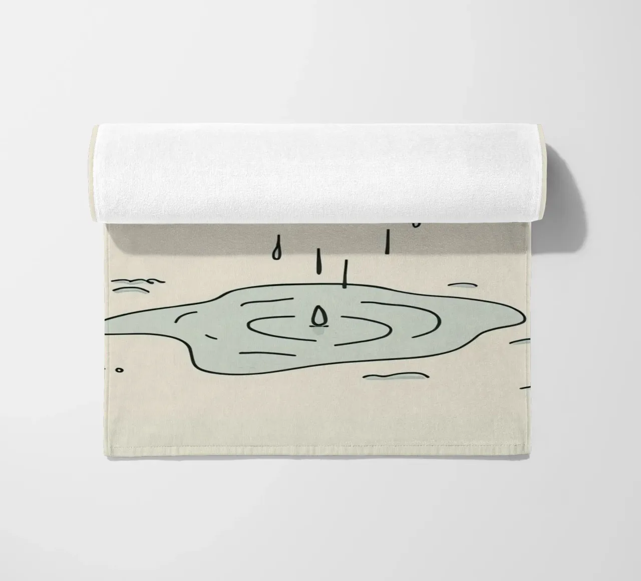 Gocce di acqua piovana che creano increspature in una piccola pozzanghera telo mare da DesignDoodle