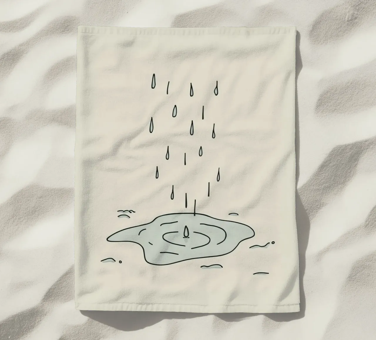 Gocce di acqua piovana che creano increspature in una piccola pozzanghera telo mare da DesignDoodle