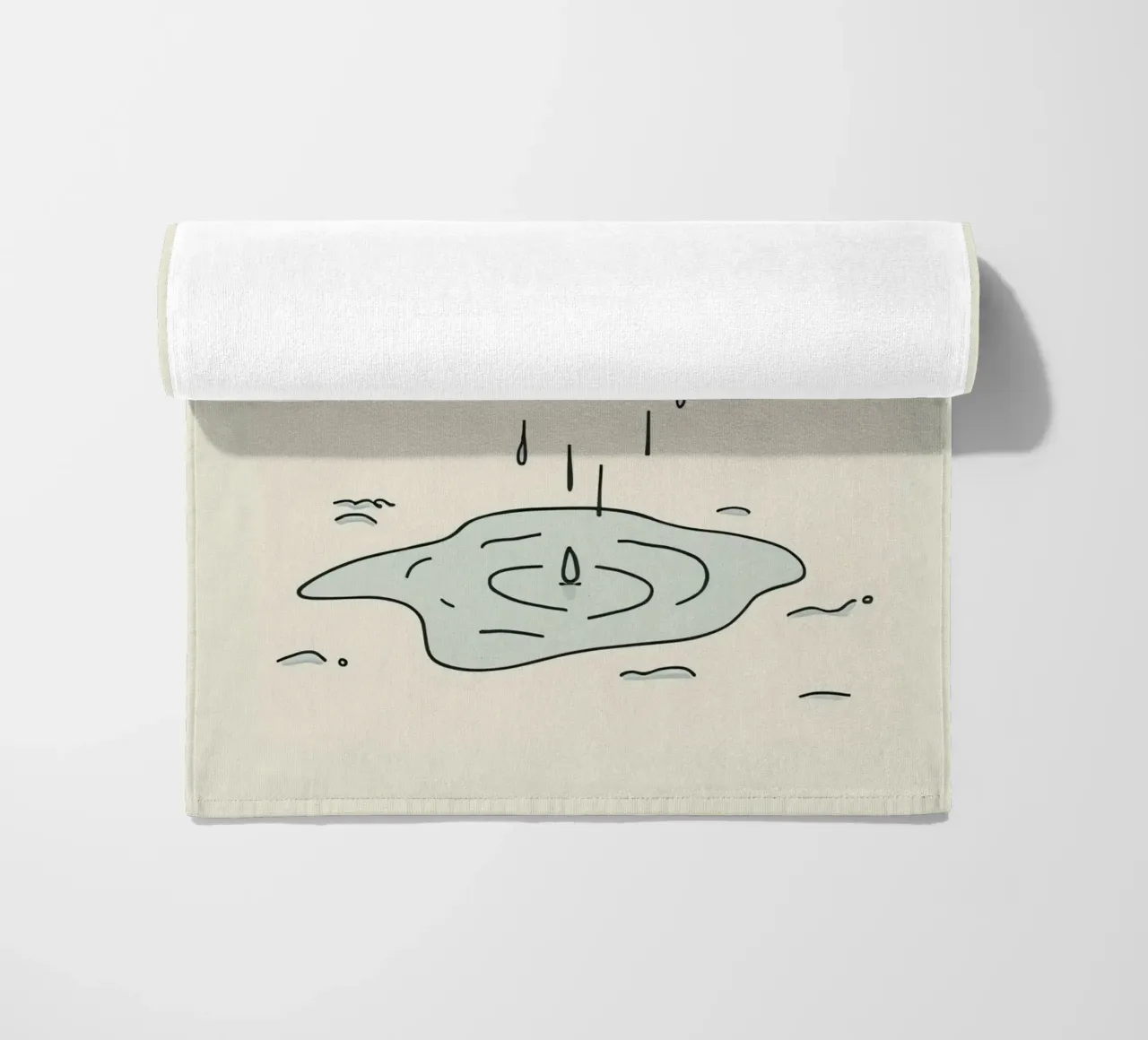 Gocce di acqua piovana che creano increspature in una piccola pozzanghera telo mare da DesignDoodle