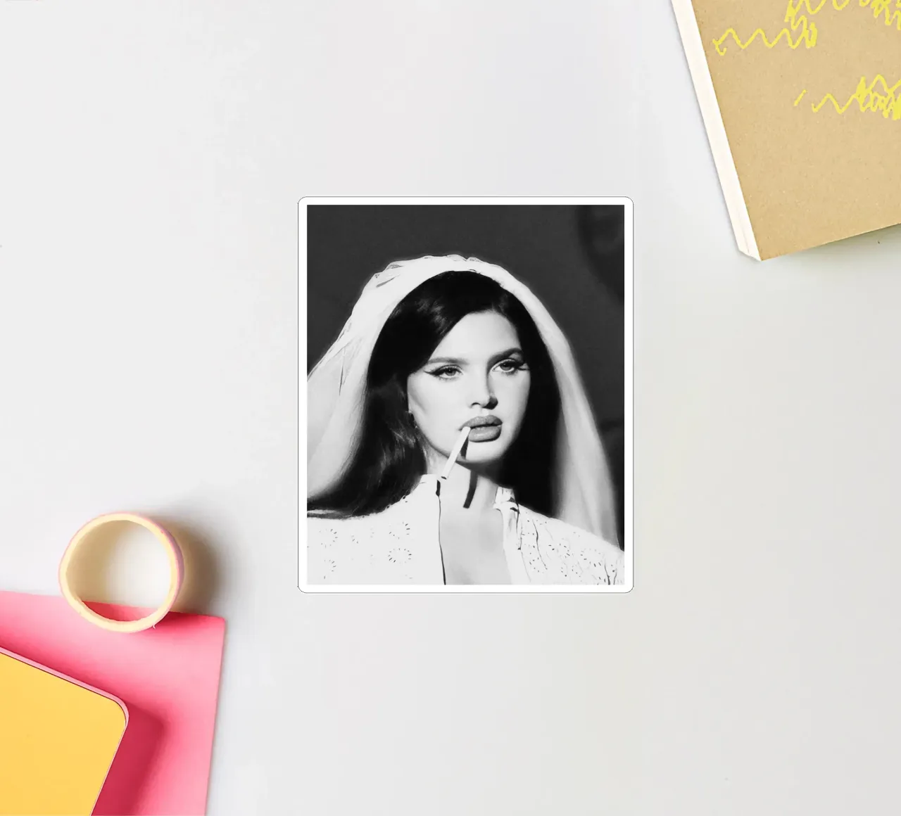 Ritratto di Lana Del Rey che fuma in bianco e nero adesivo da licongeilish