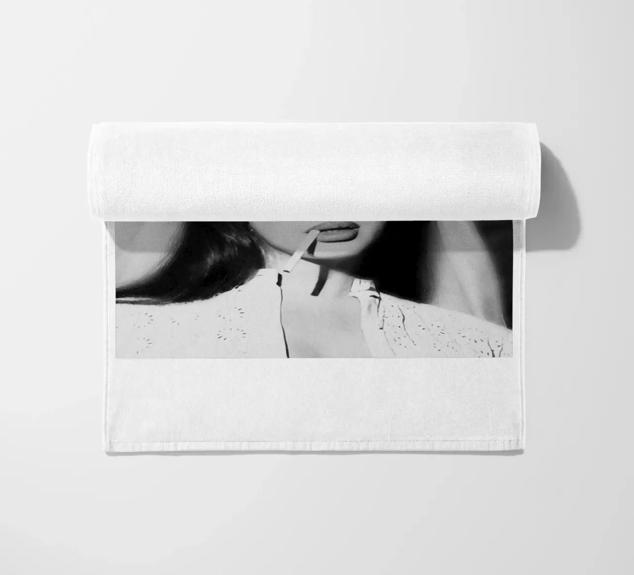 Ritratto di Lana Del Rey che fuma in bianco e nero telo mare da licongeilish