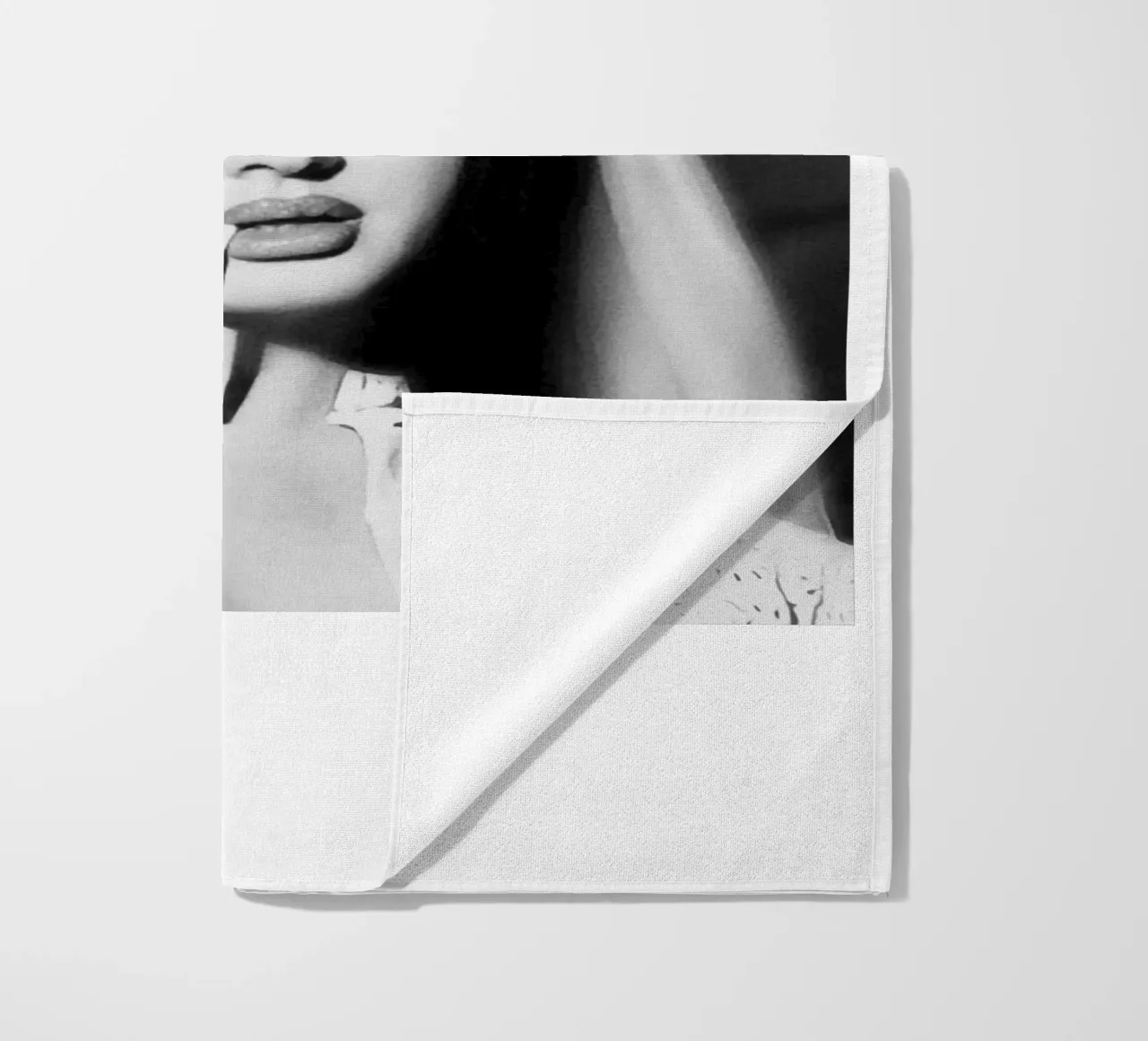 Ritratto di Lana Del Rey che fuma in bianco e nero telo mare da licongeilish