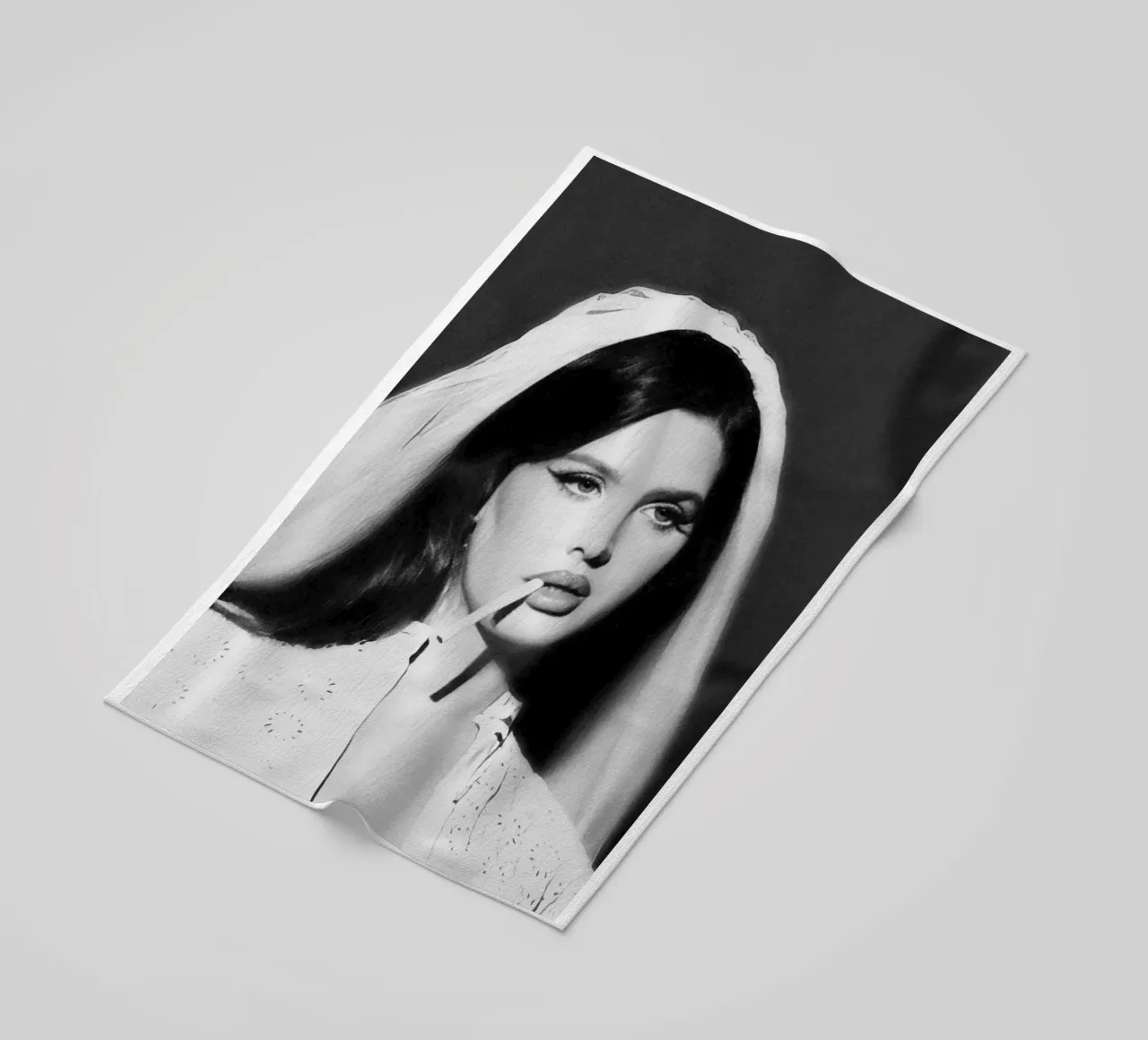 Ritratto di Lana Del Rey che fuma in bianco e nero telo mare da licongeilish