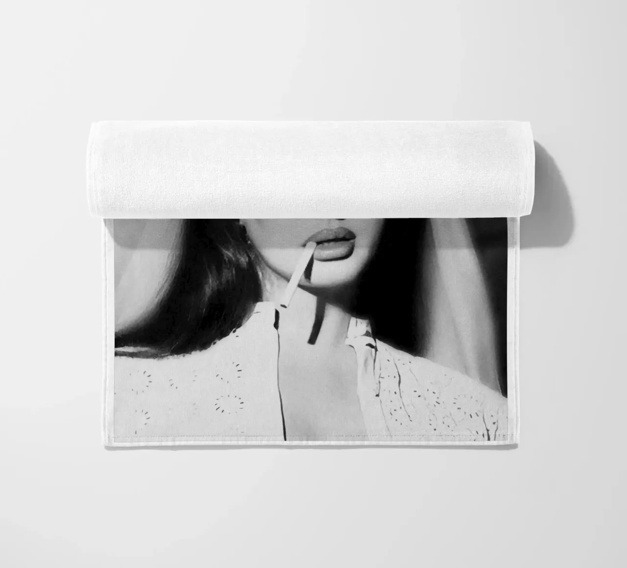 Ritratto di Lana Del Rey che fuma in bianco e nero telo mare da licongeilish