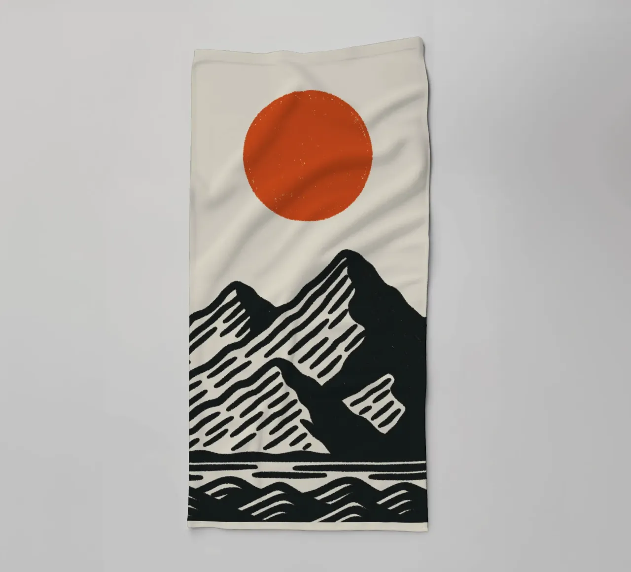 Poster naturalistico di ispirazione giapponese - Sole di montagna grafico asciugamano da bagno da Studio Mooodz