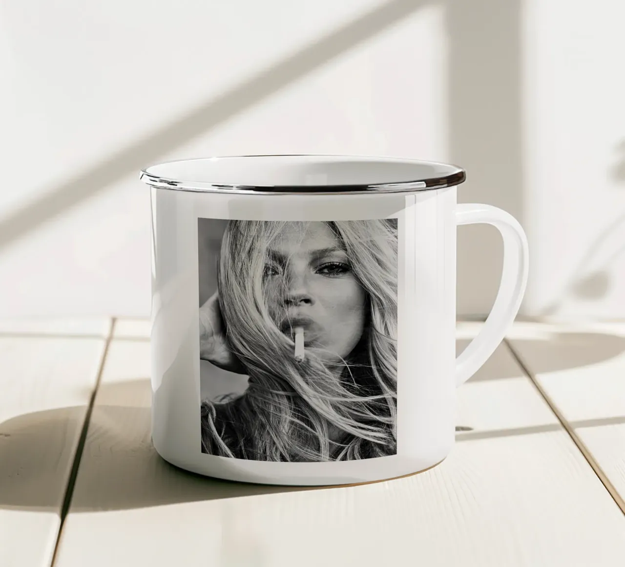 La donna che fuma tazza in smalto da glover studio