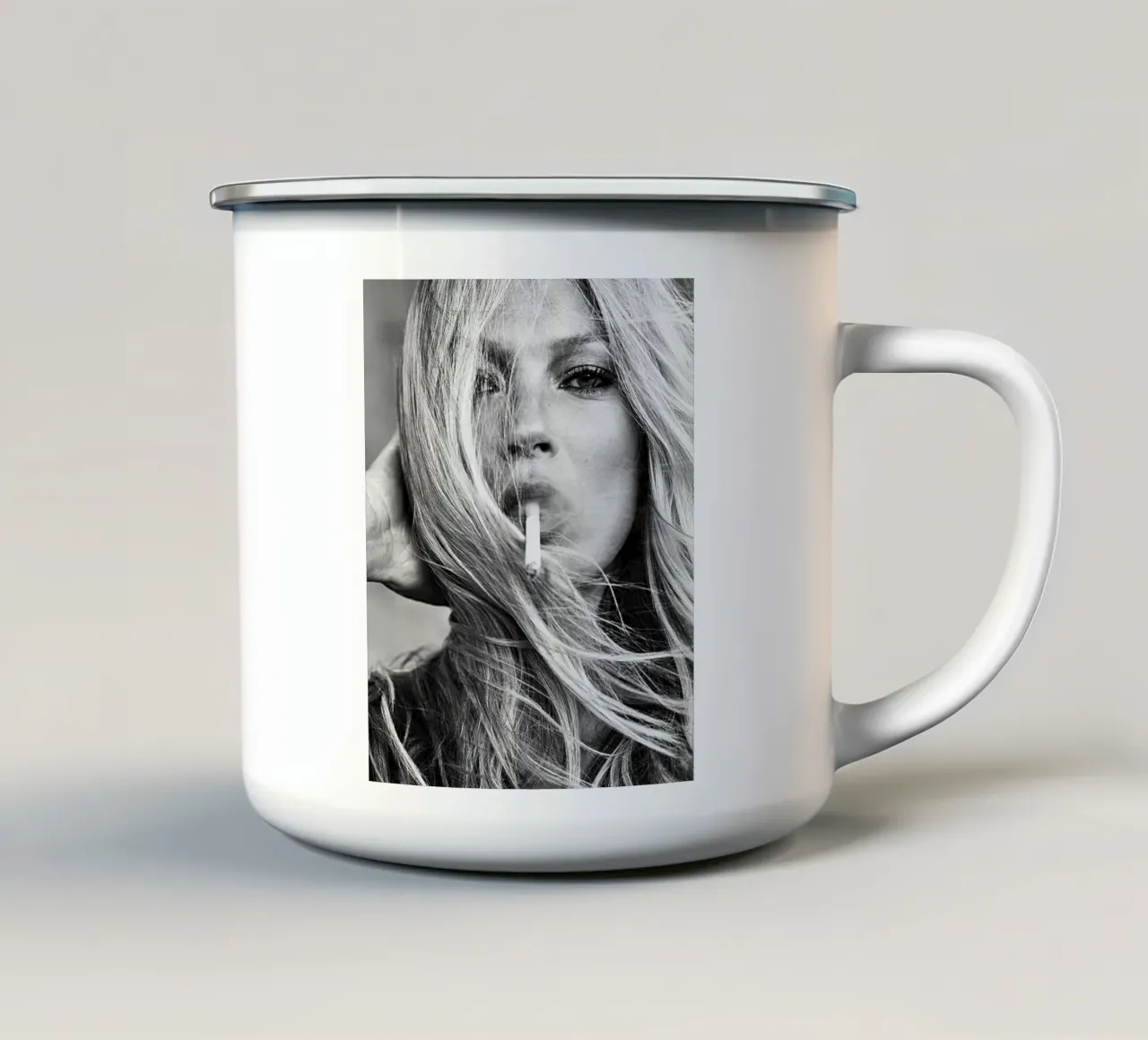 La donna che fuma tazza in smalto da glover studio
