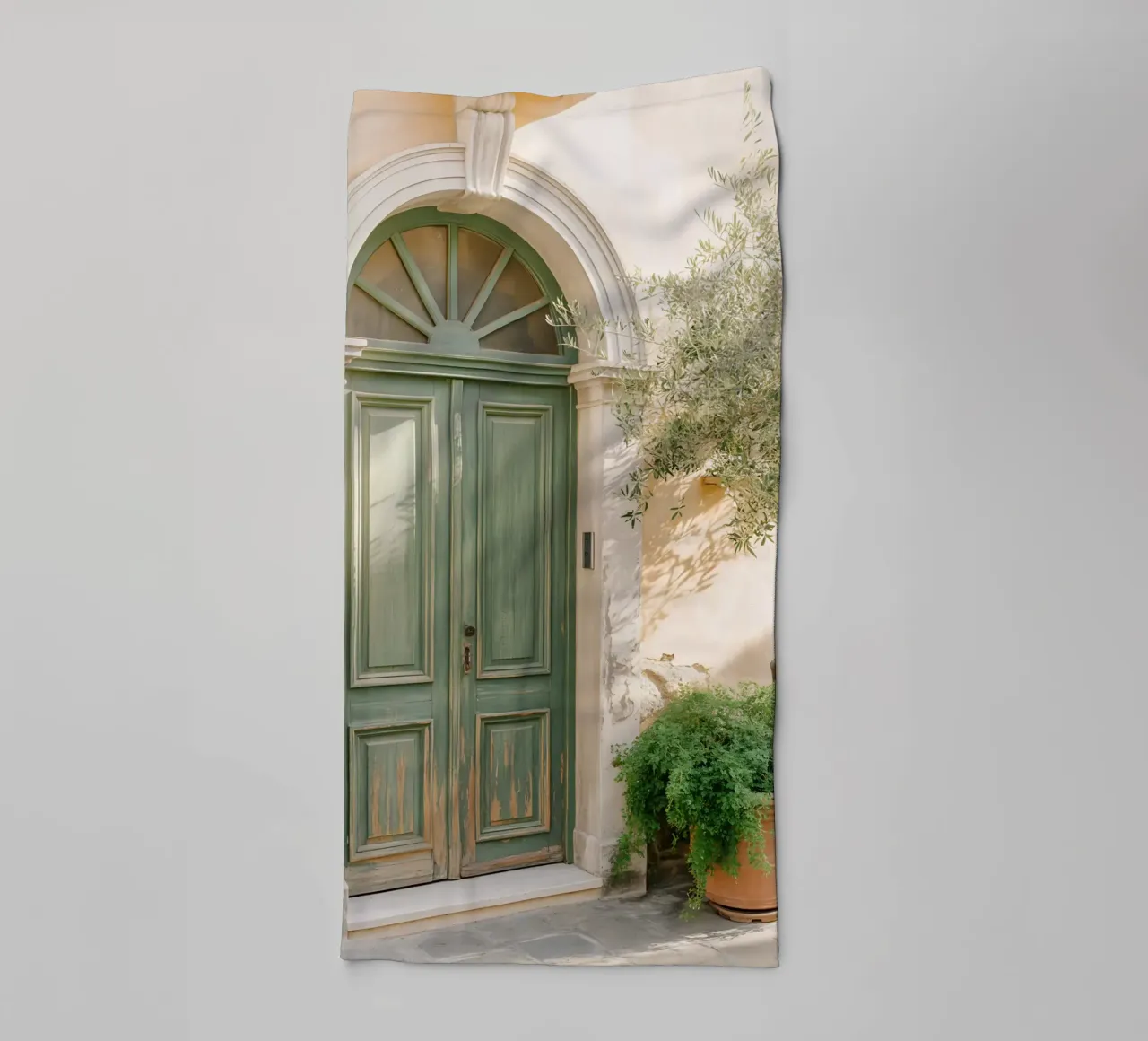 Puerta verde soleada en un callejón italiano toalla de baño de Casa Limon