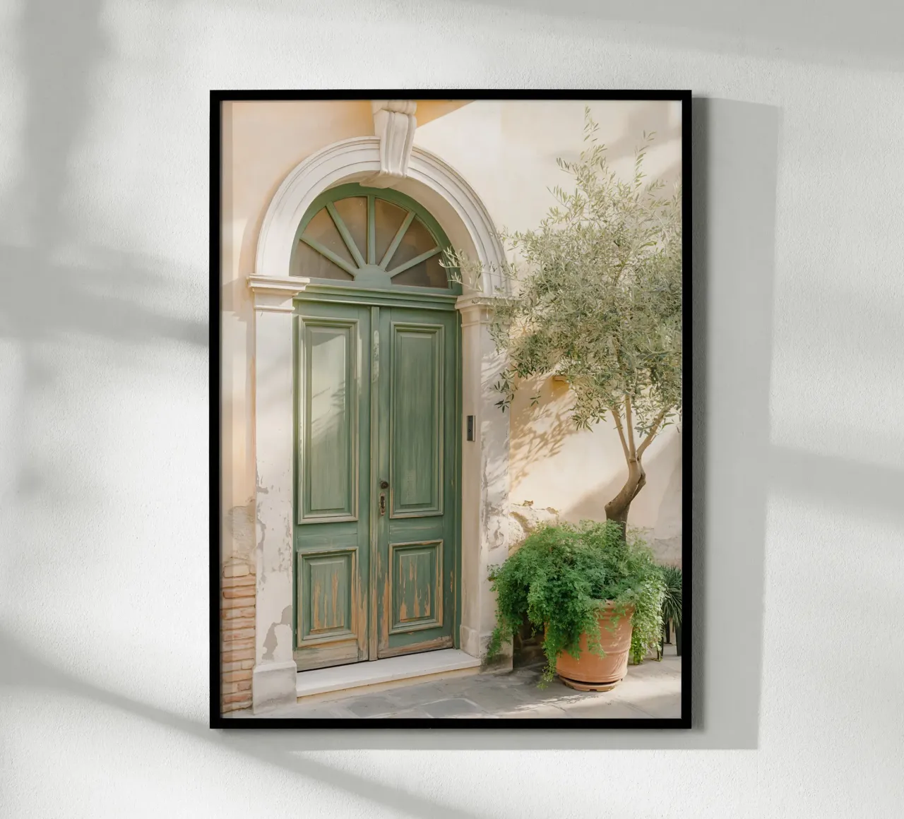 Sonnige grüne Tür in einer Gasse in Italien Hahnemühle von Casa Limon