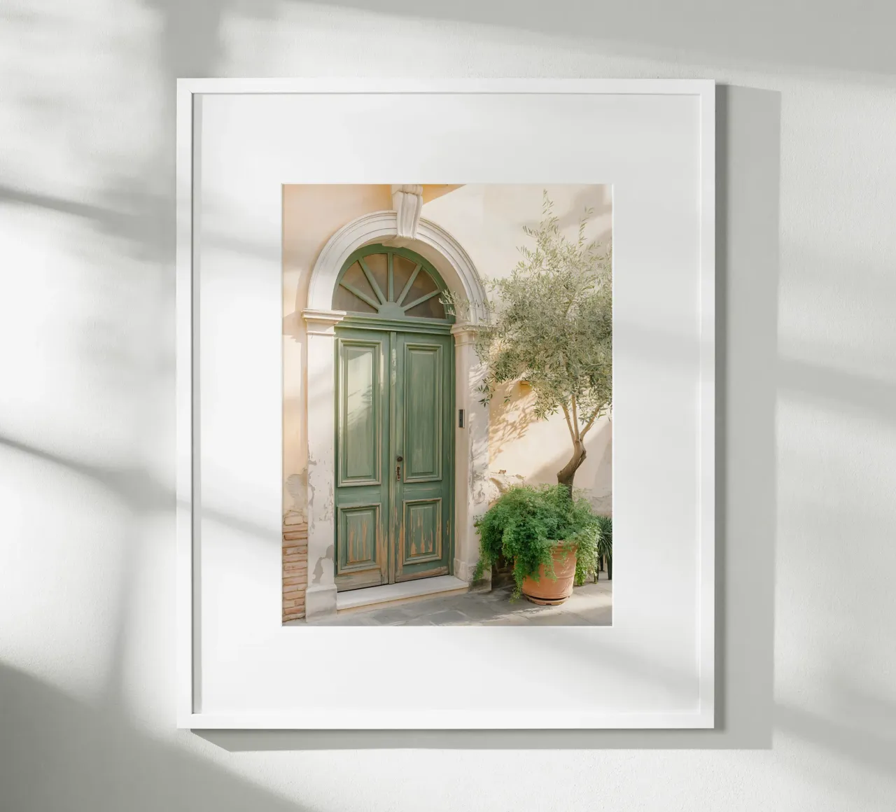 Sonnige grüne Tür in einer Gasse in Italien Hahnemühle von Casa Limon