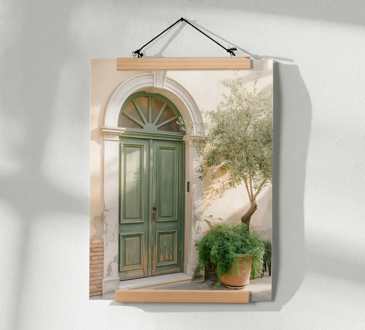 Sonnige grüne Tür in einer Gasse in Italien Hahnemühle von Casa Limon