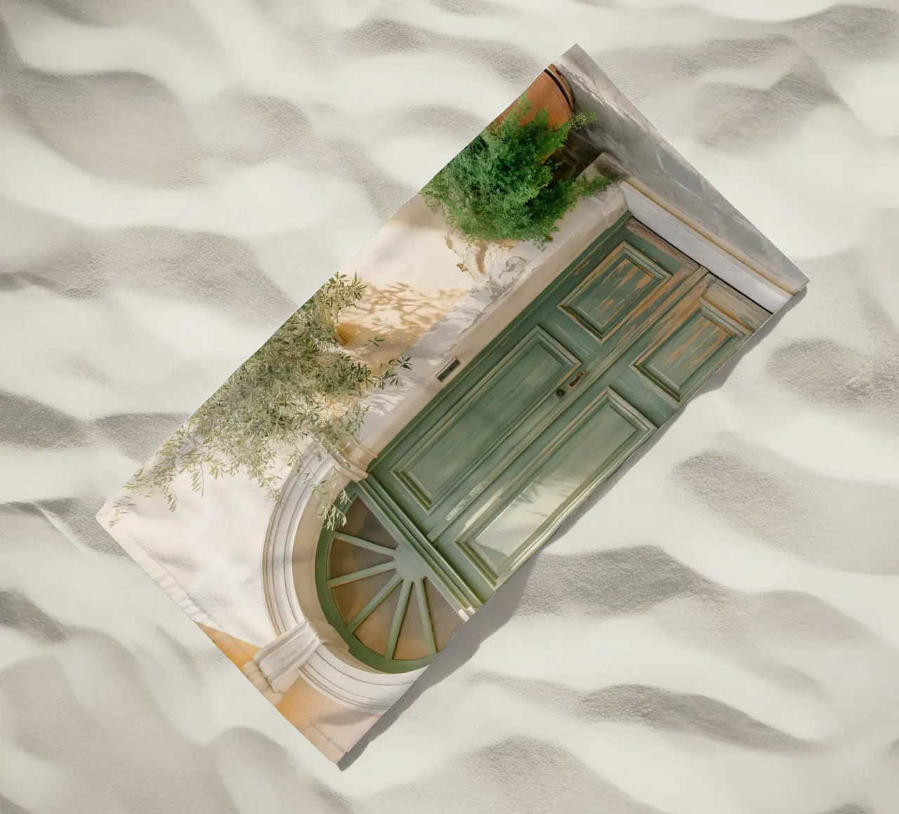 Una porta verde e soleggiata in un vicolo italiano telo mare da Casa Limon