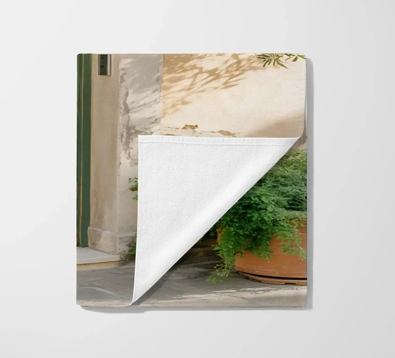 Una porta verde e soleggiata in un vicolo italiano telo mare da Casa Limon