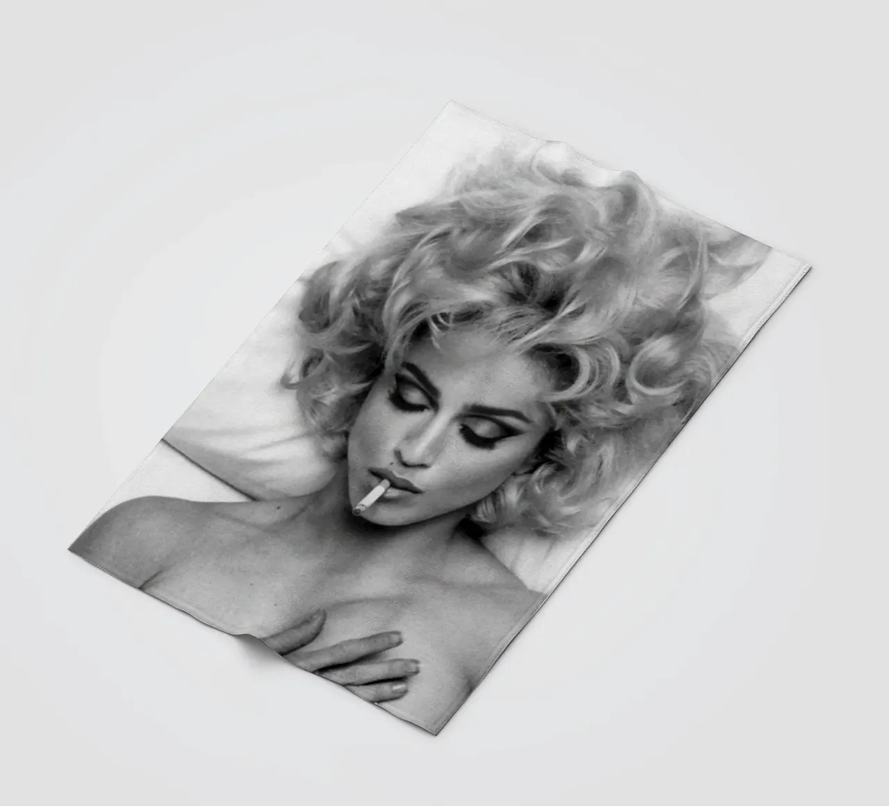 Dormire con la sigaretta coperta in pile da glover studio