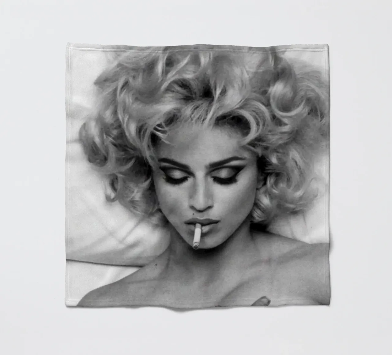 Dormire con la sigaretta coperta in pile da glover studio