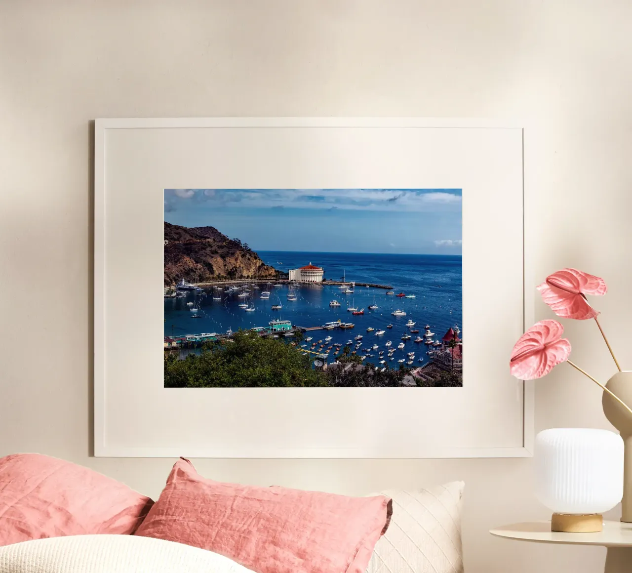 Panorama della baia di Avalon, Isola di Catalina - California poster con telaio in alluminio da Wanderlust Vibes