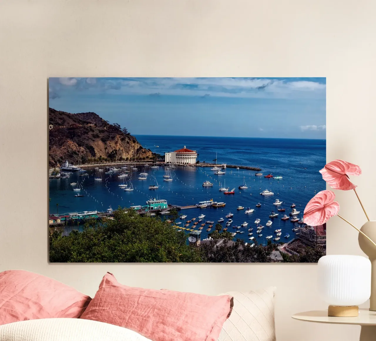 Panorama della baia di Avalon, Isola di Catalina - California poster con telaio in alluminio da Wanderlust Vibes