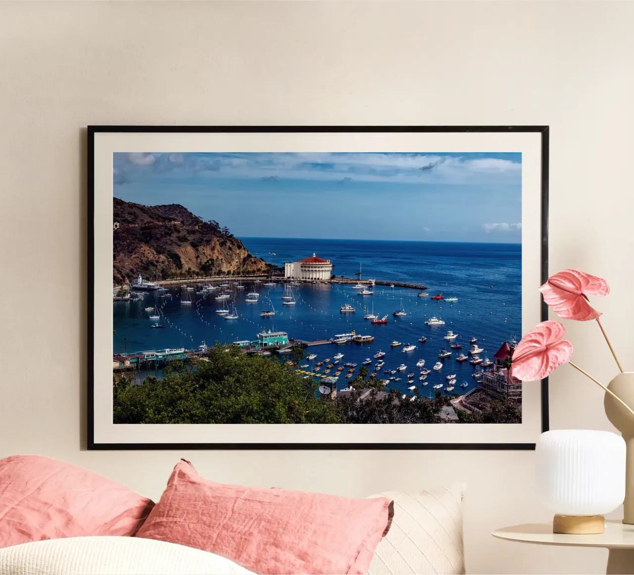 Panorama della baia di Avalon, Isola di Catalina - California poster con telaio in alluminio da Wanderlust Vibes