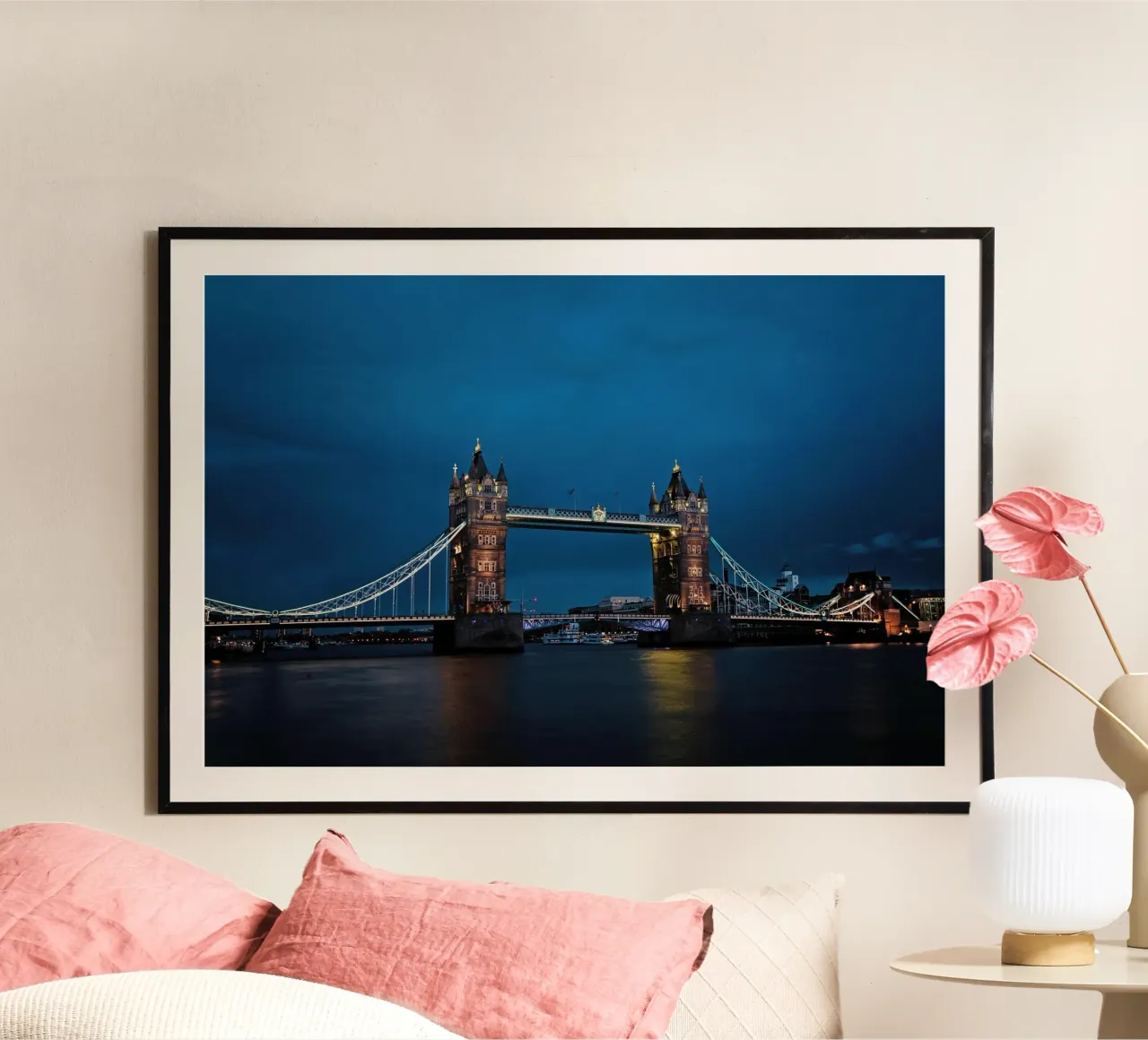 Tower Bridge in der Abenddämmerung, London Poster von Wanderlust Vibes